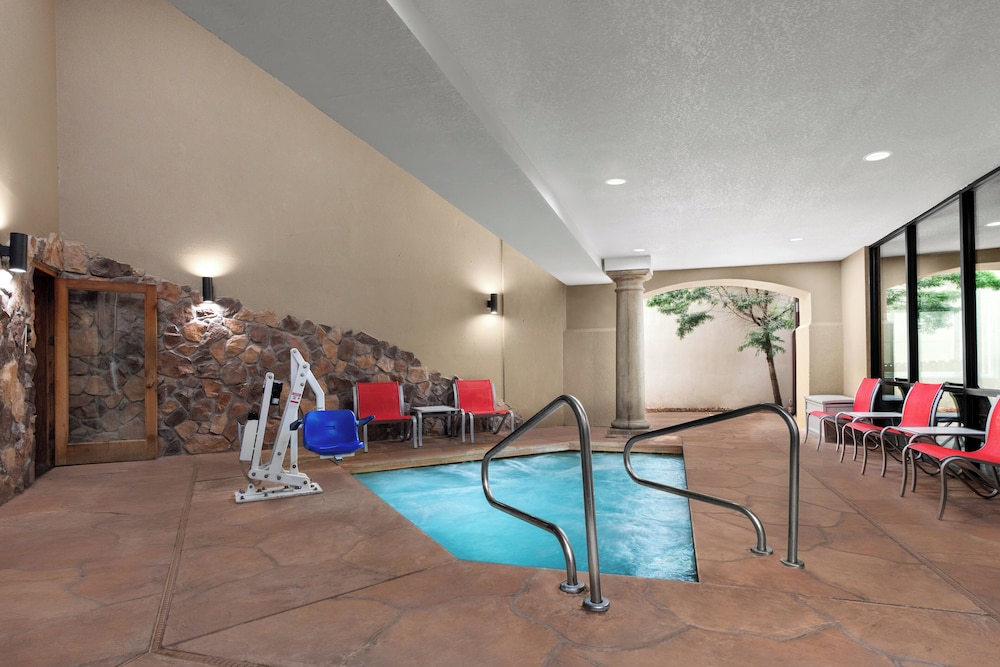 holiday inn express and suites marina state beach area