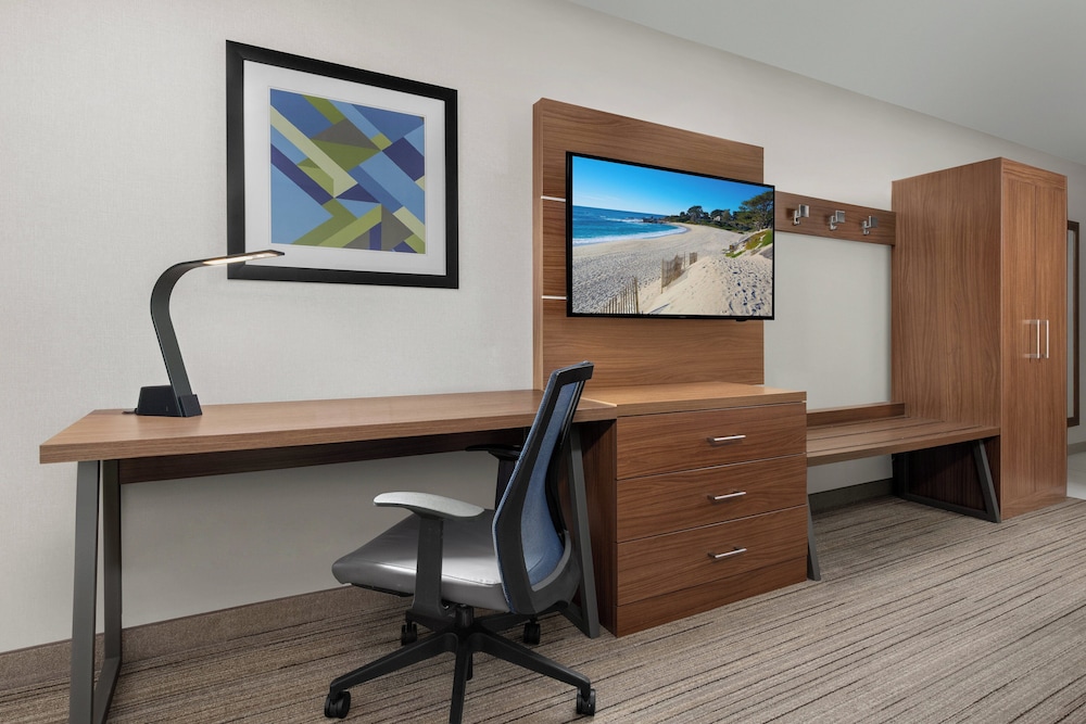 holiday inn express and suites marina state beach area