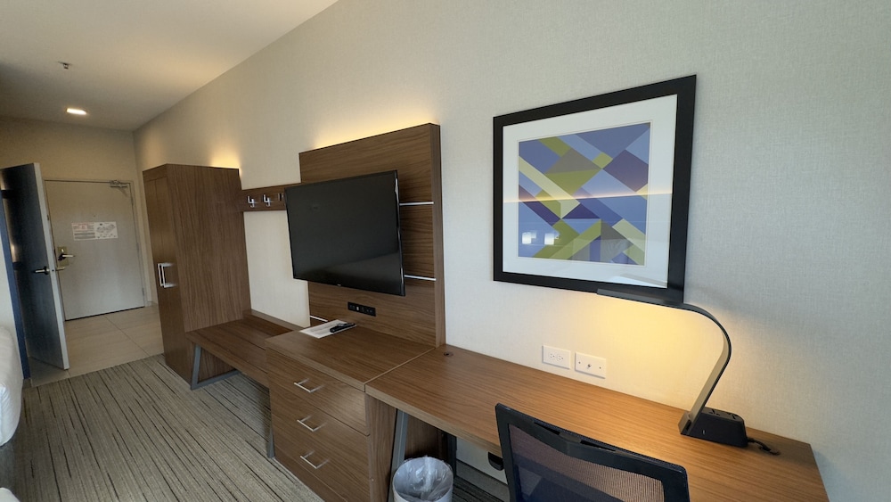 holiday inn express and suites marina state beach area