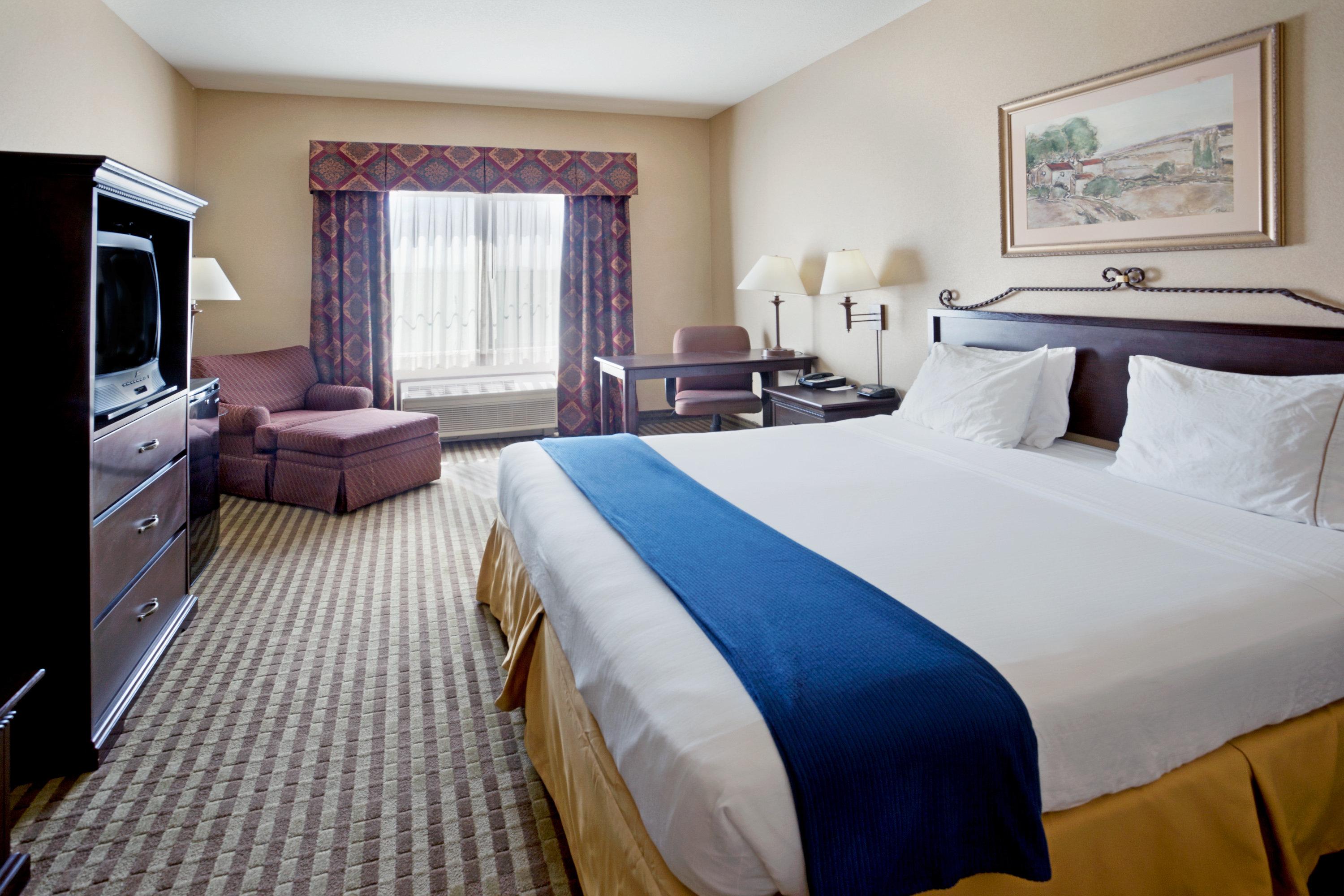 holiday inn express and suites marina state beach area