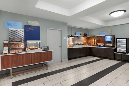 holiday inn express and suites marina state beach area