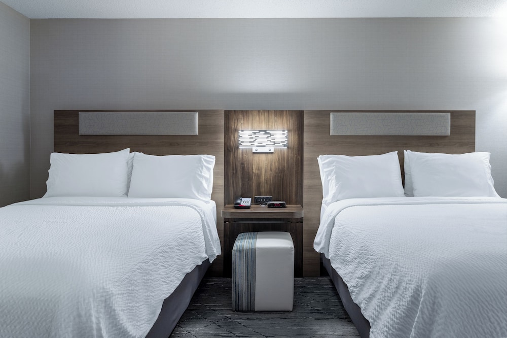 holiday inn express and suites vadnais heights by ihg