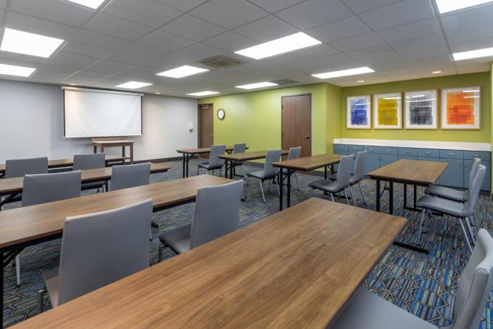 holiday inn express and suites vadnais heights by ihg