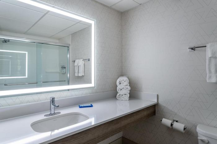 holiday inn express and suites vadnais heights by ihg