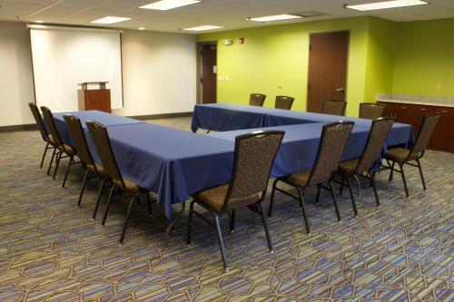 holiday inn express and suites vadnais heights by ihg