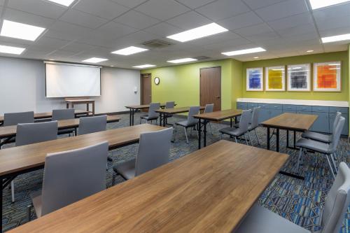 holiday inn express and suites vadnais heights by ihg