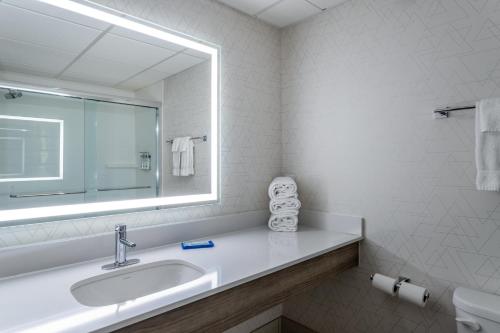 holiday inn express and suites vadnais heights by ihg