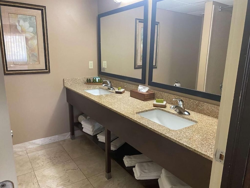 Fourwinds Lakeside Inn & Marina,Bloomington>>Bedford,3 star