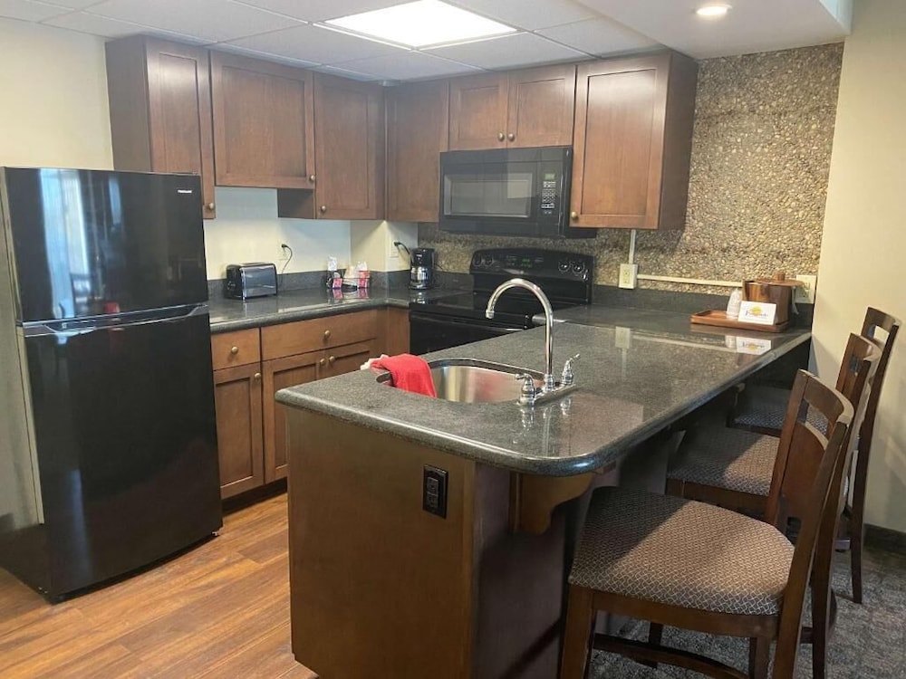 Fourwinds Lakeside Inn & Marina,Bloomington>>Bedford,3 star