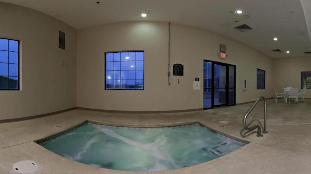 holiday inn express and suites vinita by ihg