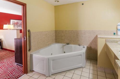holiday inn express and suites vinita by ihg