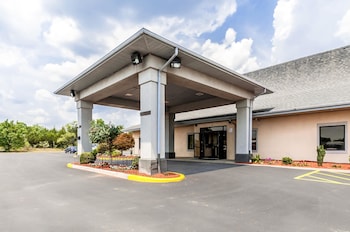 econo lodge inn and suites