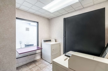 econo lodge inn and suites