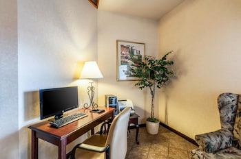 econo lodge inn and suites