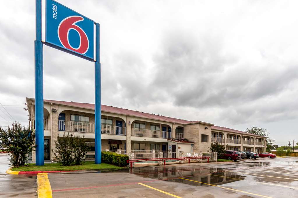 motel 6 san antonio tx frost bank center