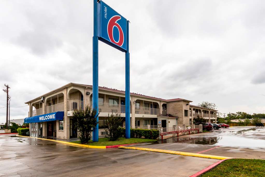 motel 6 san antonio tx frost bank center