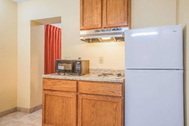 rodeway inn and suites