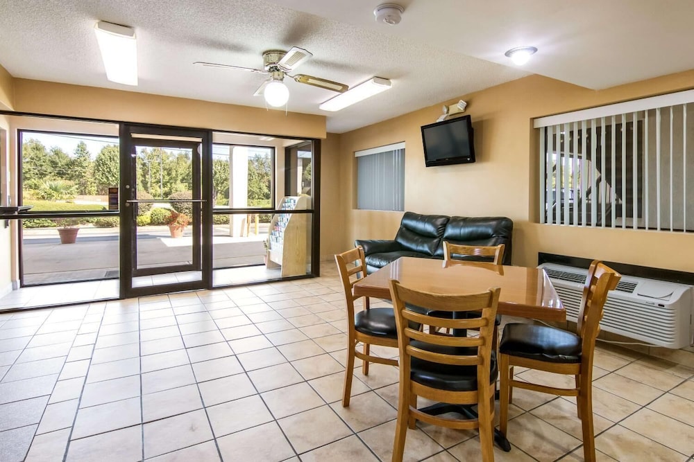 rodeway inn and suites