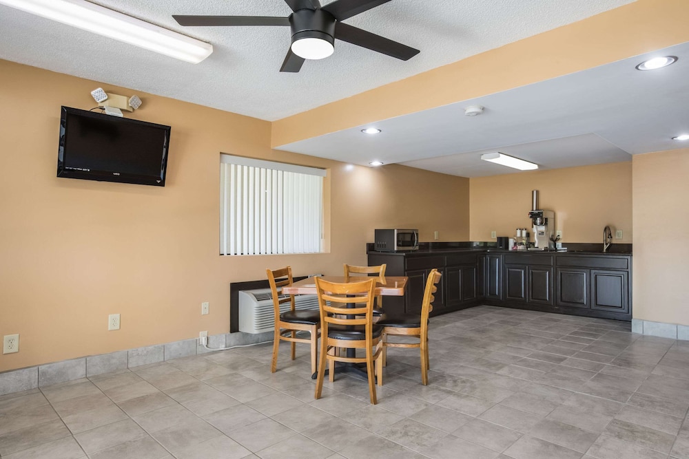 rodeway inn and suites