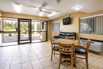 rodeway inn and suites