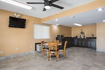 rodeway inn and suites