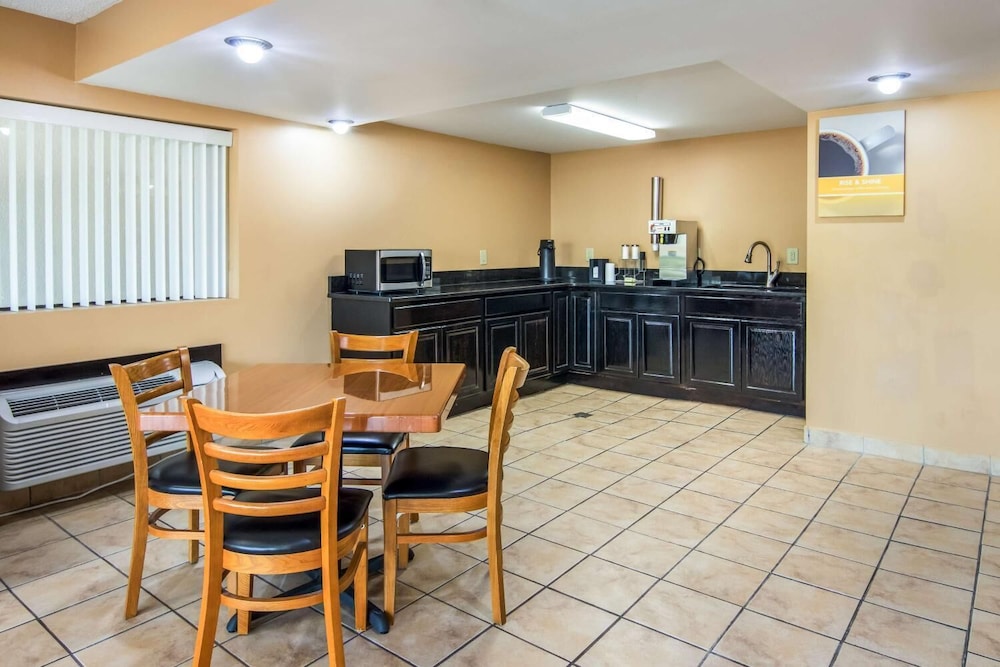 rodeway inn and suites