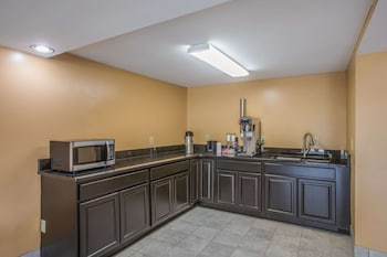 rodeway inn and suites