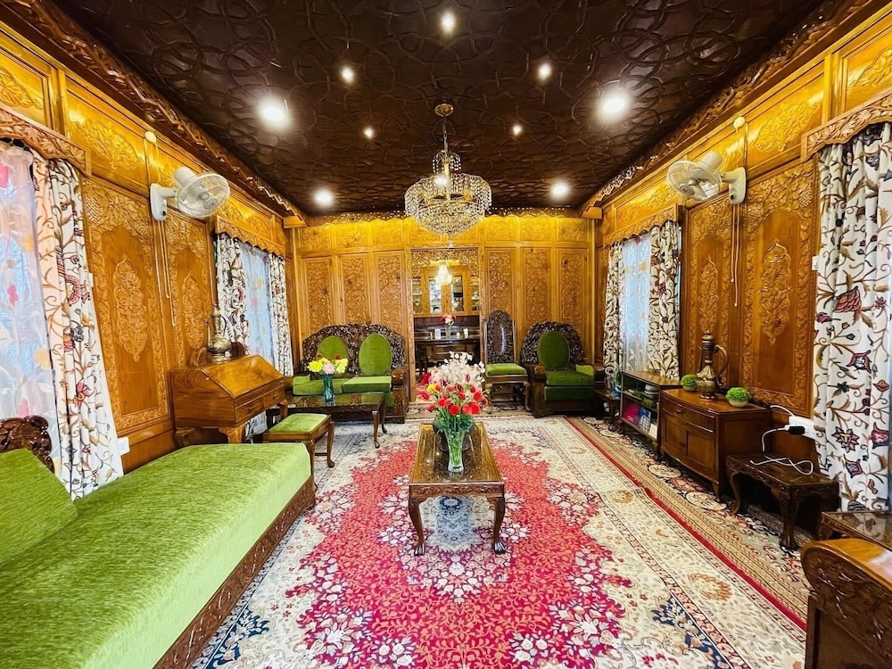 dilshad houseboats