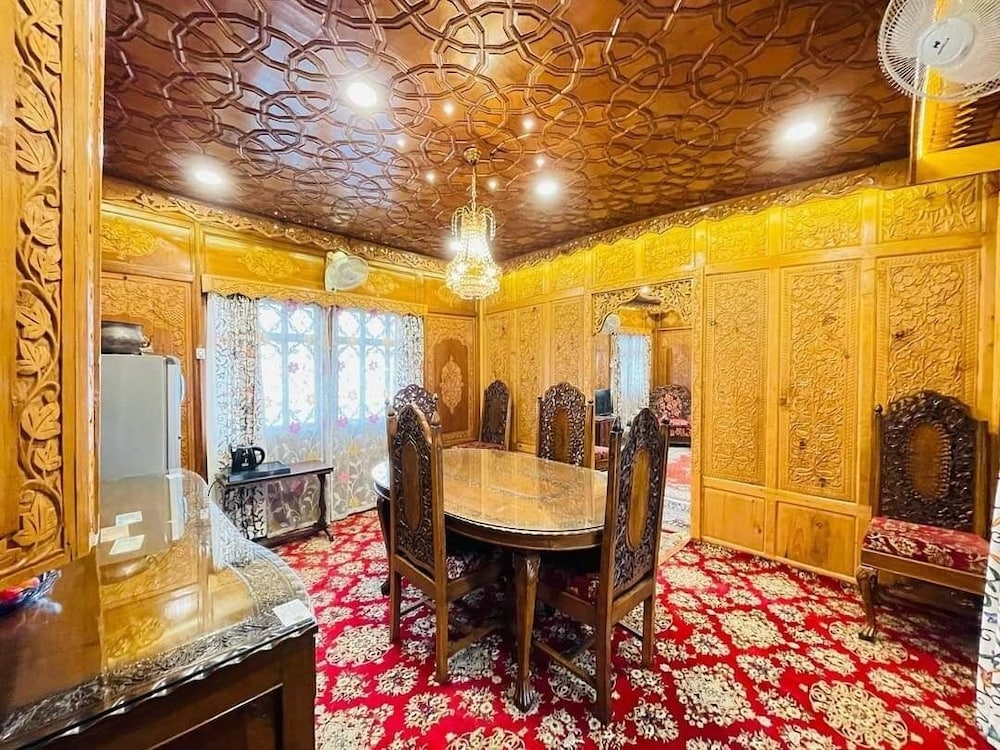 dilshad houseboats