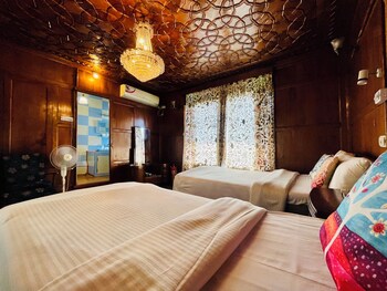 dilshad houseboats