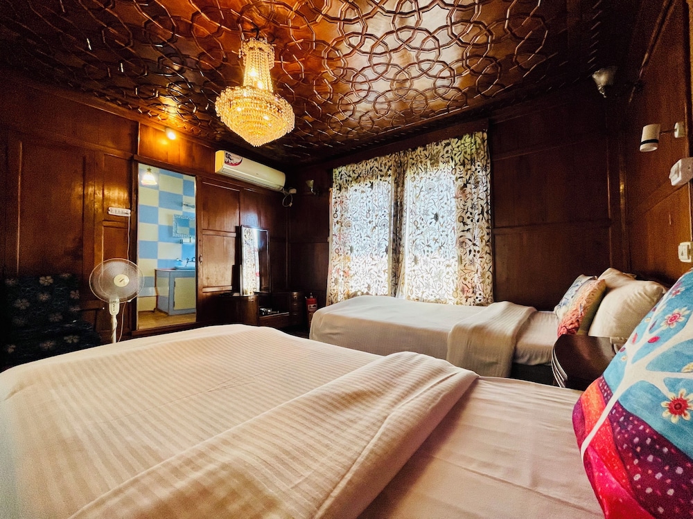 dilshad houseboats