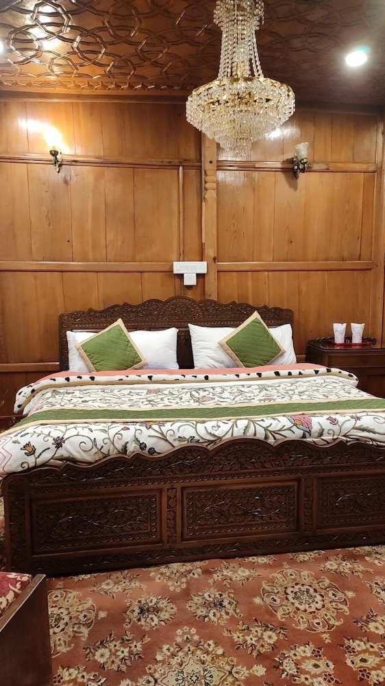 dilshad houseboats
