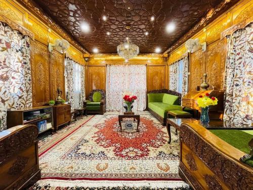 Dilshad Houseboats,Nigeen Hazratbal (Dargah) Road,4 star