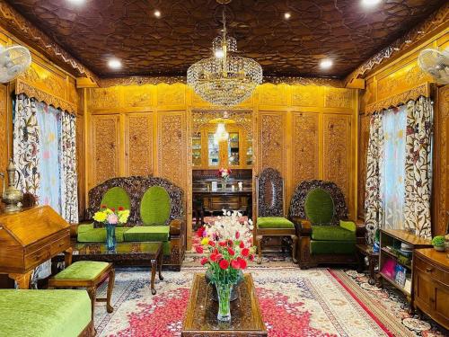 Dilshad Houseboats,Nigeen Hazratbal (Dargah) Road,4 star