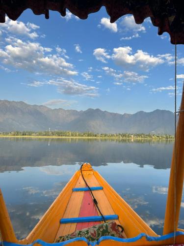 Dilshad Houseboats,Nigeen Hazratbal (Dargah) Road,4 star