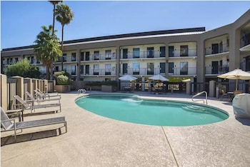 Extend- A- Suites Phoenix Metro,8101 N Black Canyon Hwy,2 star