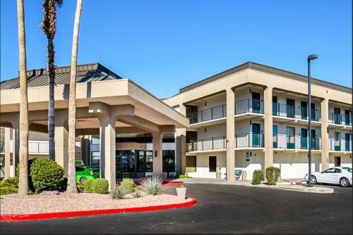 Extend- A- Suites Phoenix Metro,8101 N Black Canyon Hwy,2 star