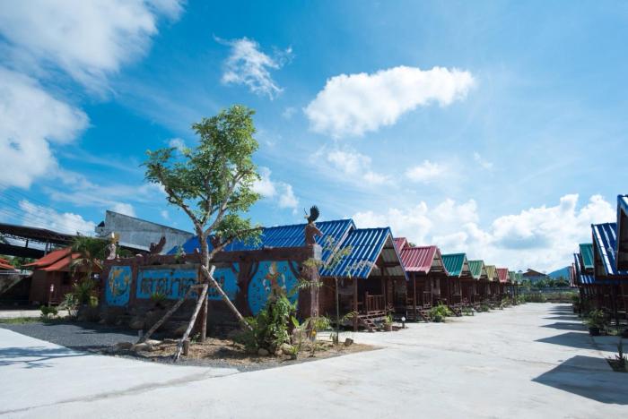 talad nam klong hae resort