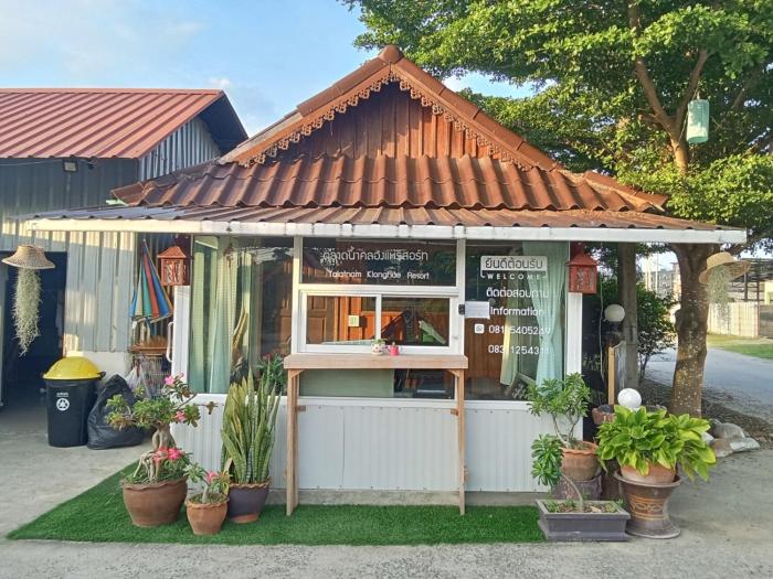 talad nam klong hae resort
