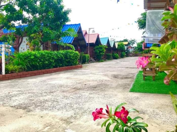 talad nam klong hae resort