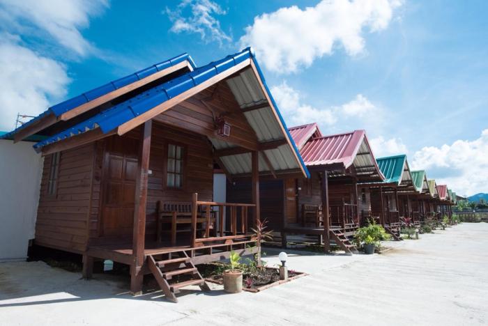 talad nam klong hae resort
