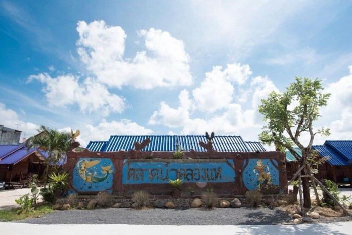 talad nam klong hae resort