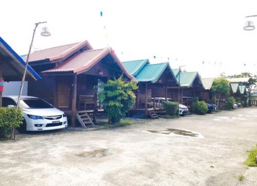 talad nam klong hae resort
