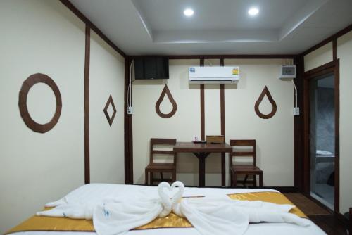 talad nam klong hae resort