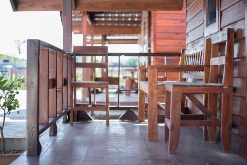 talad nam klong hae resort
