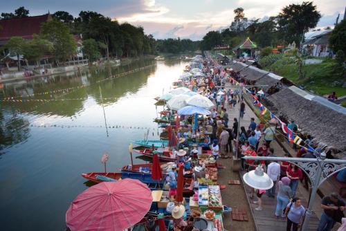 talad nam klong hae resort