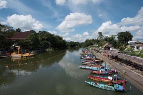 talad nam klong hae resort