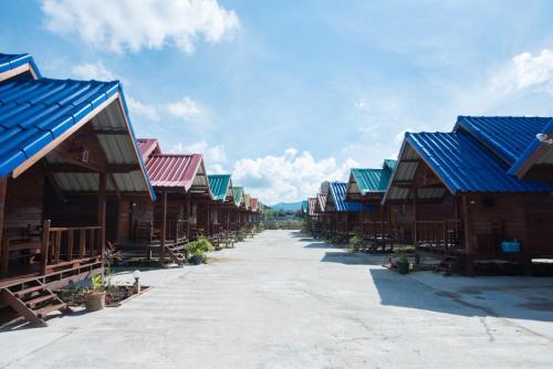 talad nam klong hae resort