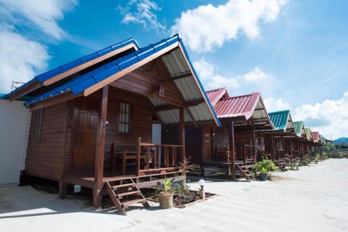 talad nam klong hae resort