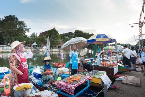 talad nam klong hae resort